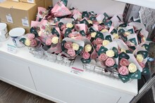 物販コーナーより。 (c)池田理代子プロダクション