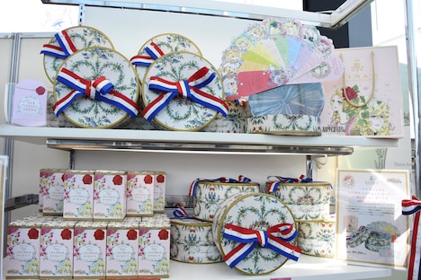 物販コーナーより。 (c)池田理代子プロダクション  (c)NINA’S MARIE-ANTOINETTE