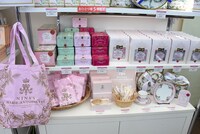 物販コーナーより。 (c)池田理代子プロダクション