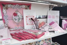 物販コーナーより。 (c)池田理代子プロダクション