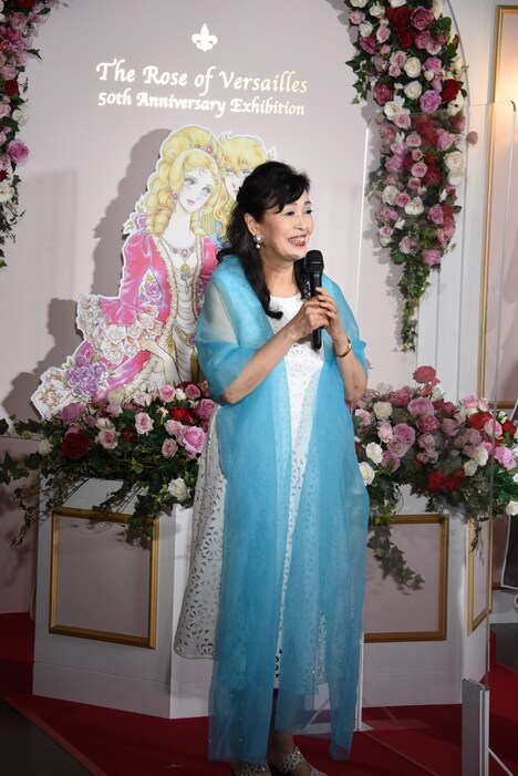 自らの手でラインストーンを付けた青いショールを羽織る池田理代子。