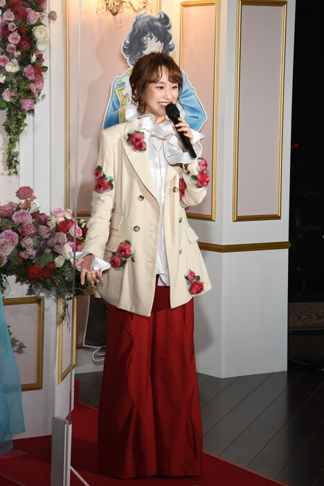 オスカルをイメージしたという、バラのモチーフがあしらわれたジャケットを着てきた高橋愛。