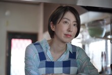 西山繭子扮する咲子。(c)A/T,O・A