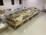 出雲坂根駅のスイッチバックの巨大ジオラマ（画像は製作中のもの）。