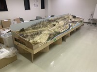 出雲坂根駅のスイッチバックの巨大ジオラマ（画像は製作中のもの）。