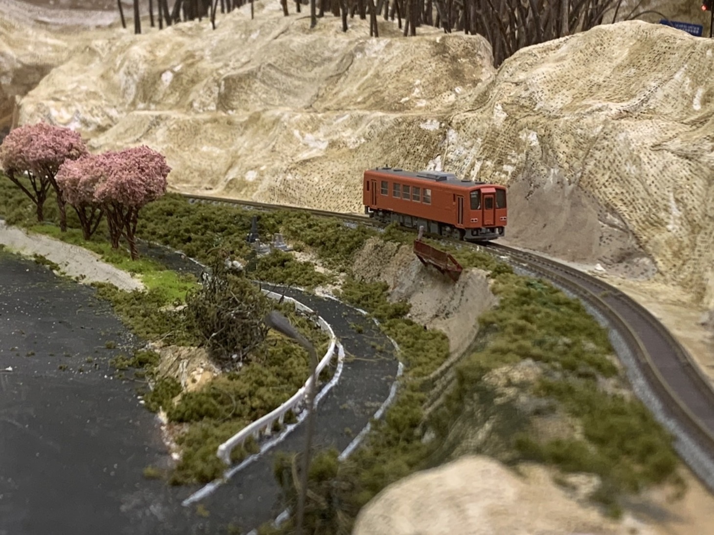 出雲坂根駅のスイッチバックの巨大ジオラマ（画像は製作中のもの）。