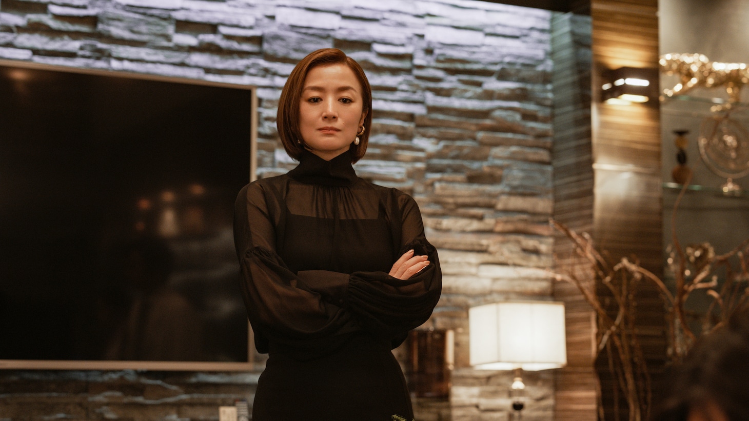 ドラマ「御手洗家、炎上する」より、鈴木京香扮する御手洗真希子。