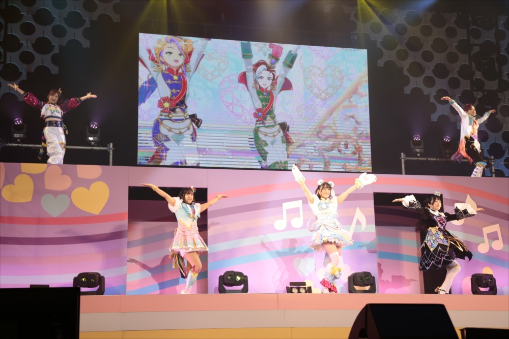「Pretty Live!～All for One !!!～」より。左から弥生ひな役の内田彩、陽比野まつり役の廣瀬千夏、甘瓜みるき役の相良茉優、心愛れもん役の鈴木杏奈、皇あまね役の庄司宇芽香。