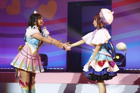 左から陽比野まつり役の廣瀬千夏、みゃむ役の小池理子。