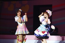 左から陽比野まつり役の廣瀬千夏、みゃむ役の小池理子。