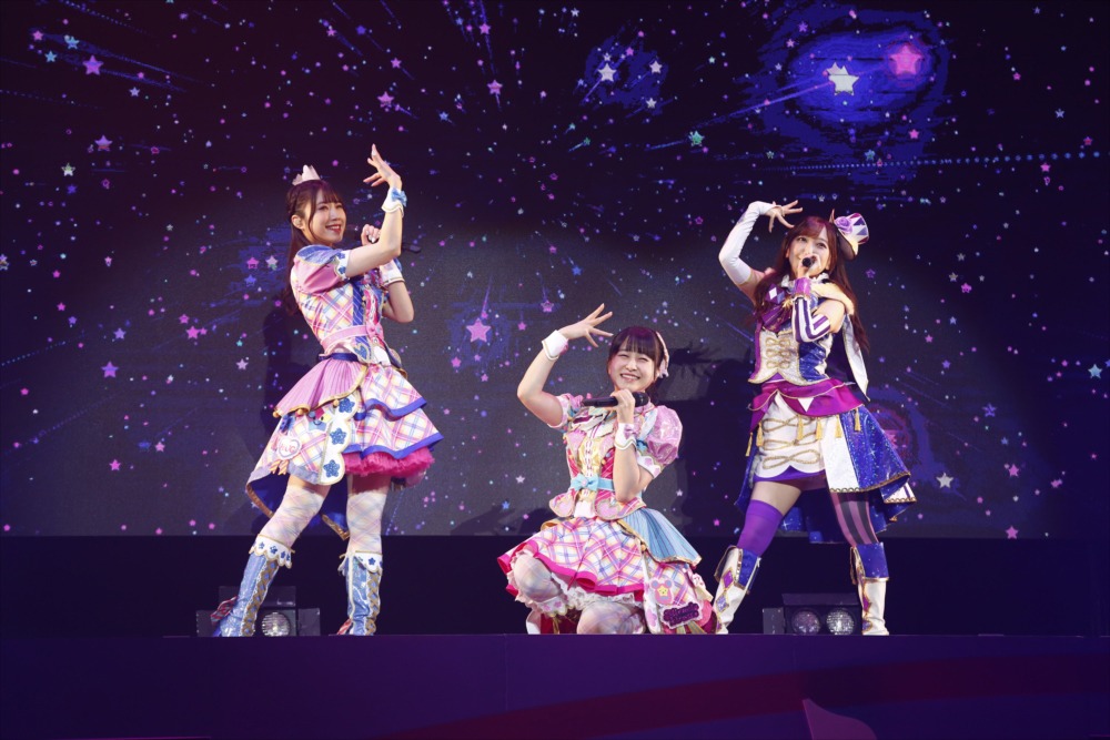 左から青葉りんか役の厚木那奈美、桃山みらい役の林鼓子、青葉りんか役の厚木那奈美。