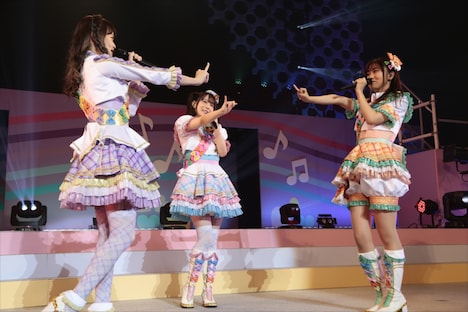 MY☆DREAM。左から幸多みちる役の山田唯菜、夢川ゆい役の伊達朱里紗、虹色にの役の大地葉。