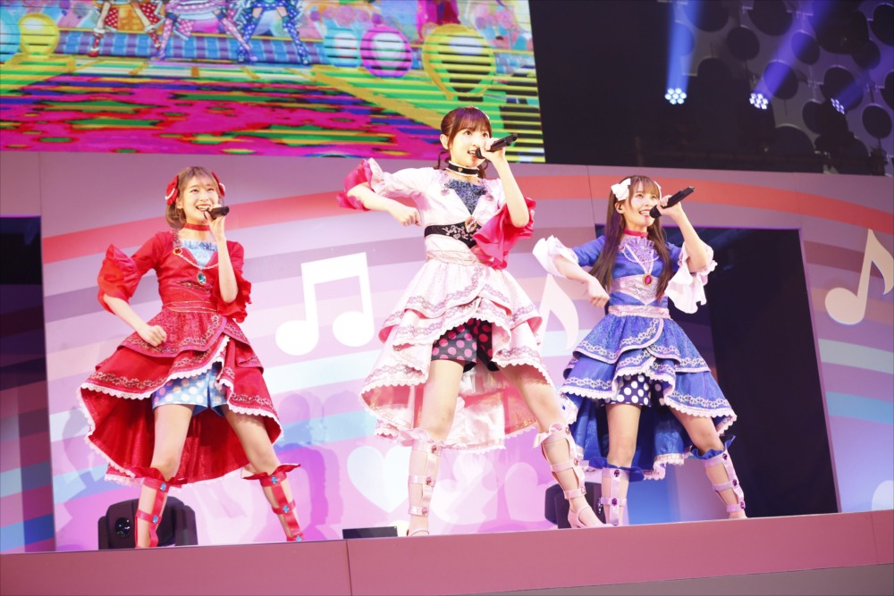 NonSugar。左から太陽ペッパー役の山下七海、真中のん役の田中美海、月川ちり役の大森日雅。