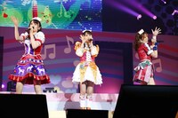 左から緑風ふわり役の佐藤あずさ、北条そふぃ役の久保田未夢、レオナ・ウェスト役の若井友希。