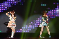 左から虹色にの役の大地葉、東堂シオン役の山北早紀。