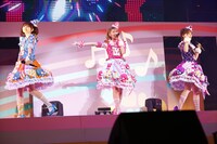 ゴーゴー！マスコッツ。左からラビリィ役の田中美海、キラッCHU役の山下七海、メルパン役の大森日雅。