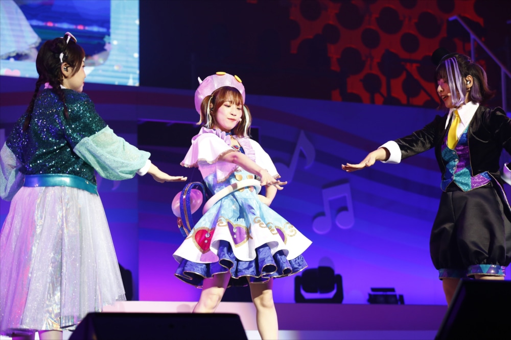 左からチムム役の引坂理絵、みゃむ役の小池理子、きゃろん役の吉河順央。