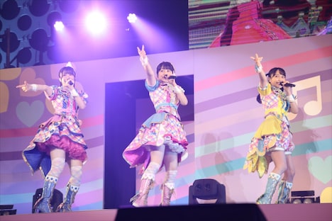 ミラクル☆キラッツ。左から青葉りんか役の厚木那奈美、桃山みらい役の林鼓子、萌黄えも役の久保田未夢、。