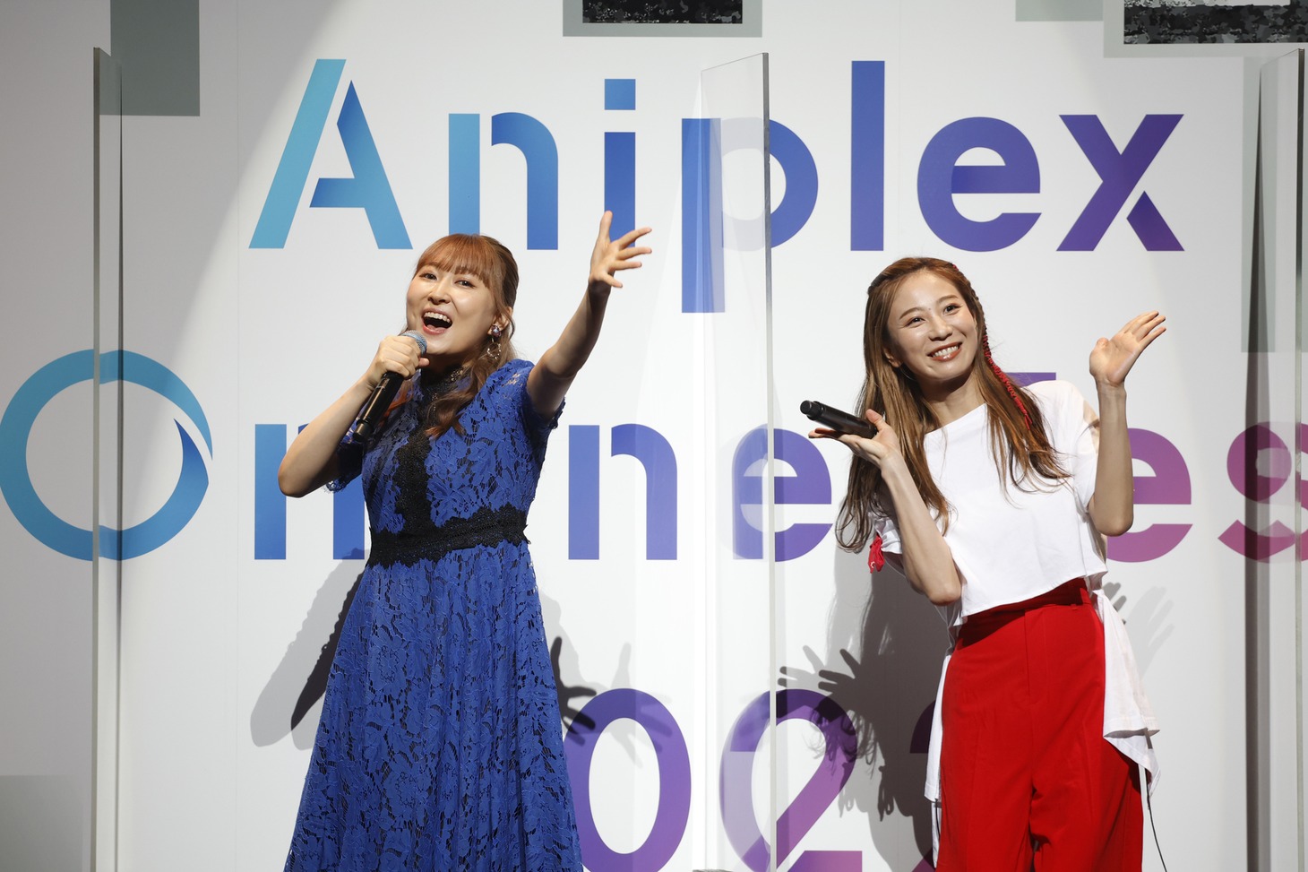 左から若山詩音、安済知佳。