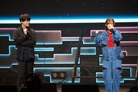 左から石川界人、高橋李依。