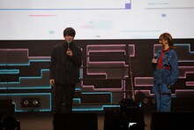 左から石川界人、高橋李依。