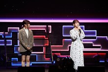 アニメ「魔王学院の不適合者 ～史上最強の魔王の始祖、転生して子孫たちの学校へ通う～ II」ステージイベントの様子。左から夏吉ゆうこ、楠木ともり。