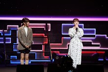 左から夏吉ゆうこ、楠木ともり。