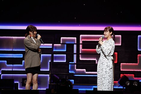 左から夏吉ゆうこ、楠木ともり。