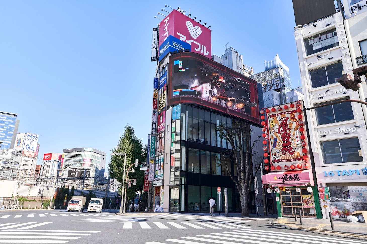 JR新宿駅東口のクロス新宿ビジョン。