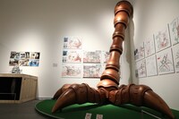 「ハウルの城」右前脚部の原寸大模型。