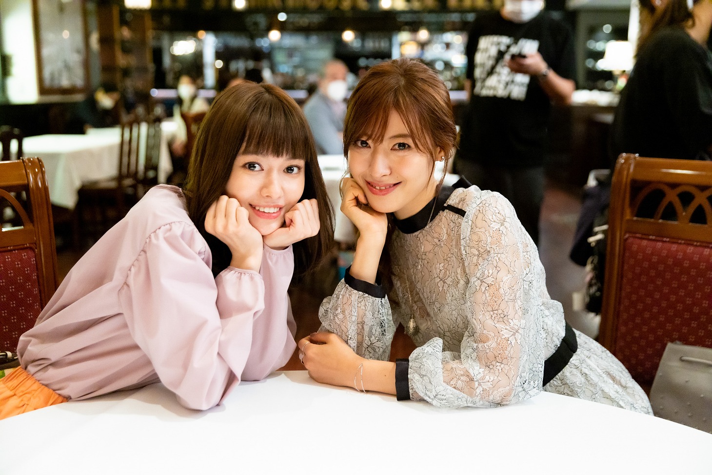 クランクイン時の山本と瀧本のオフショット。