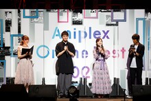TVアニメ「その着せ替え人形（ビスク・ドール）は恋をする」ステージイベントの様子。左からМCの天城サリー、石毛翔弥、直田姫奈、МCの吉田尚記。