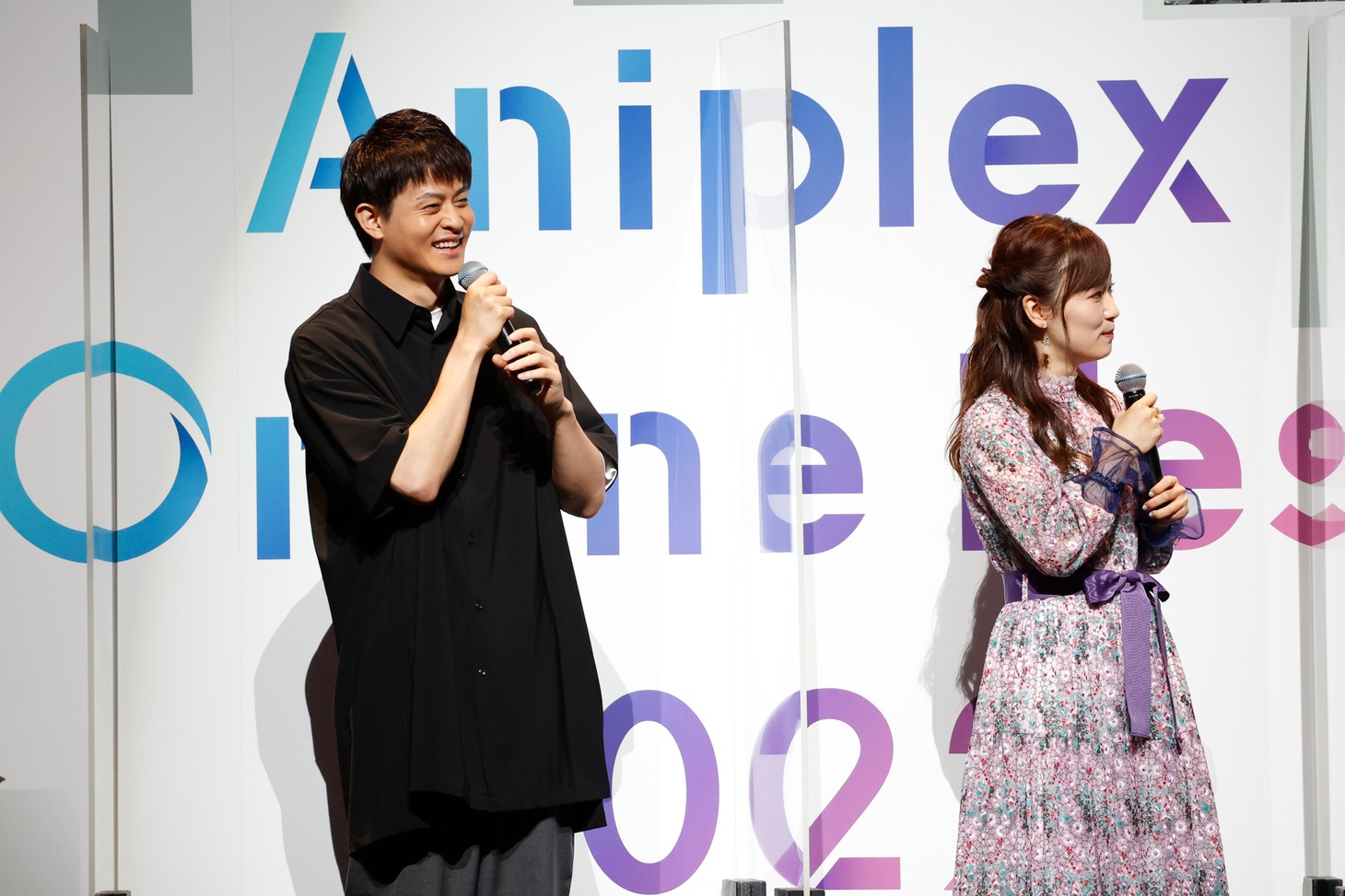 左から石毛翔弥、直田姫奈。