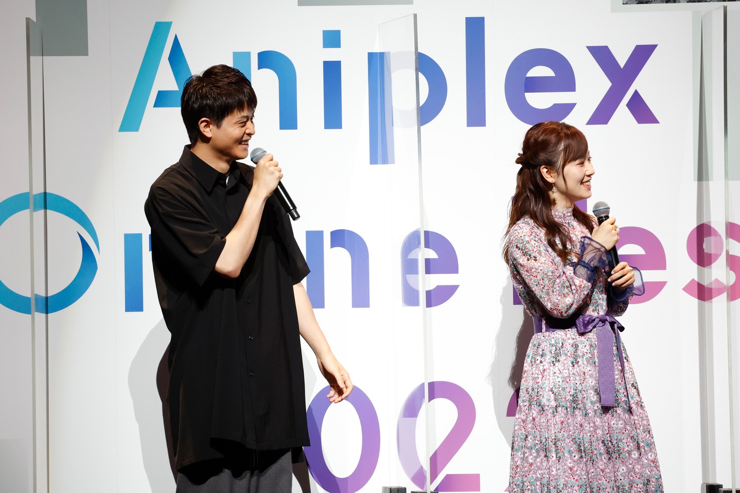 左から石毛翔弥、直田姫奈。