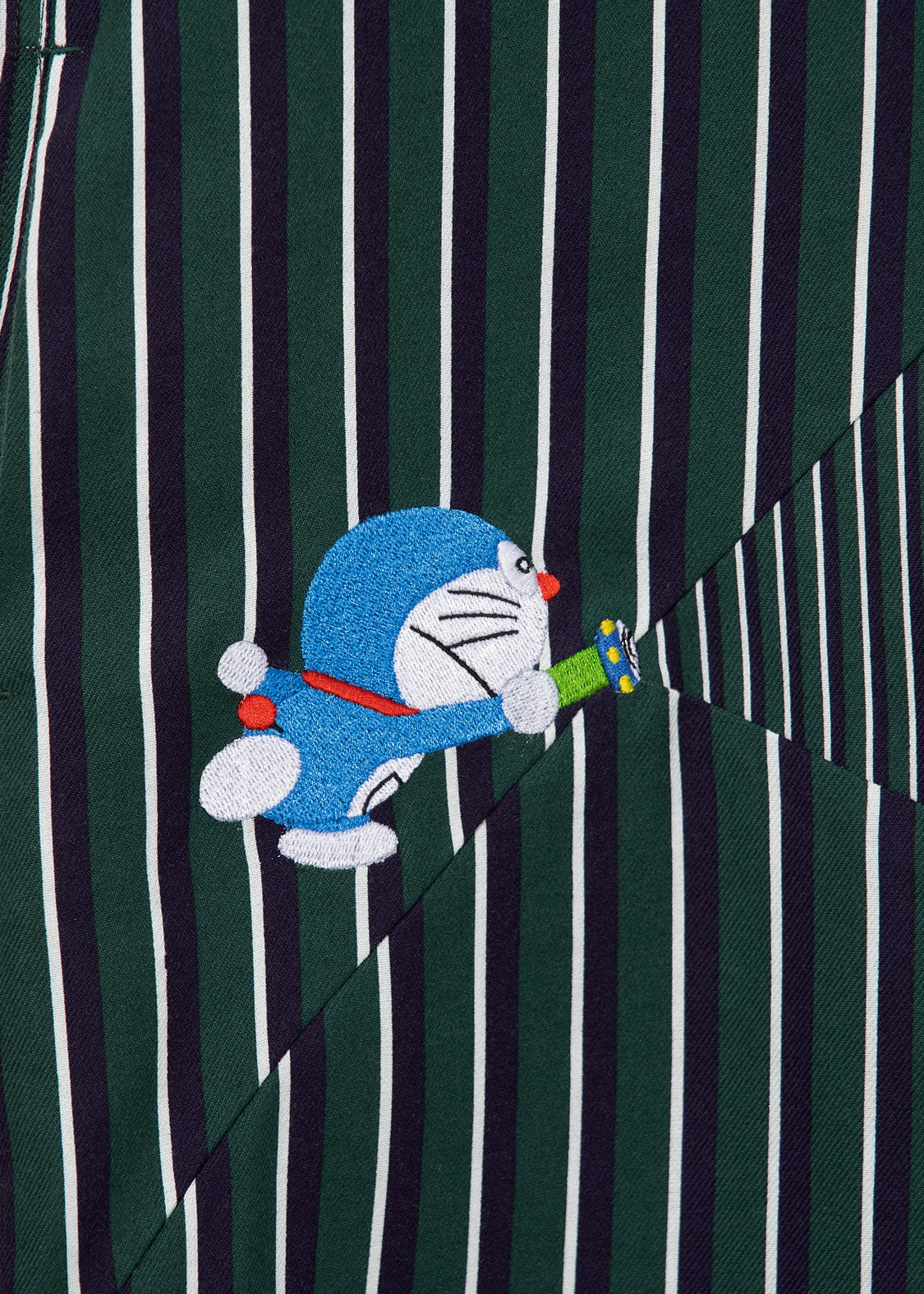 「シャツワンピース ひみつ道具『スモールライト』」刺繍部分