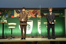 左から梶裕貴、岡本信彦。