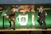 左から梶裕貴、岡本信彦。