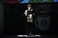 記者発表会で朗読する梶裕貴。