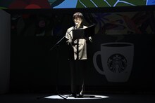 記者発表会で朗読する梶裕貴。