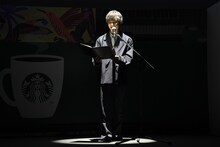 記者発表会で朗読する岡本信彦。