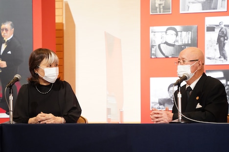 左から里中満智子、ちばてつや。