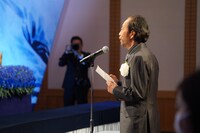 弔事を読む秋本治。