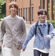 ドラマ「親愛なる僕へ殺意をこめて」より、はじめしゃちょー演じるサトルと、山田涼介演じるエイジ。