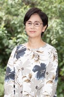 朝加真由美扮する山根恵子。