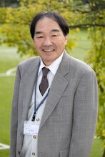 きたろう扮する渋川哲治。