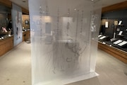 「線と言葉・楠本まきの仕事」展、「Kissxxxx」のリアルな架空ライブチラシが階段に