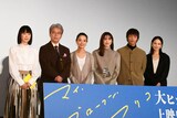 映画「マイ・ブロークン・マリコ」の舞台挨拶より。左からタナダユキ監督、尾美としのり、奈緒、永野芽郁、窪田正孝、吉田羊。