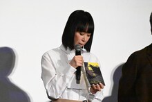 パンフレットをアピールするタナダユキ監督。