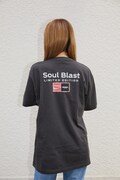 コラボTシャツの着用イメージ。