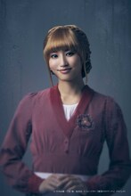 七木奏音扮するミス・ハドソン。